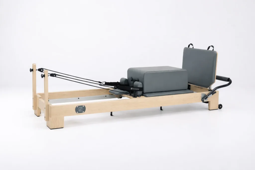 Reformer FORTUNA en érable massif, sellerie grise, avec sa box rembourrée et son jumpboard